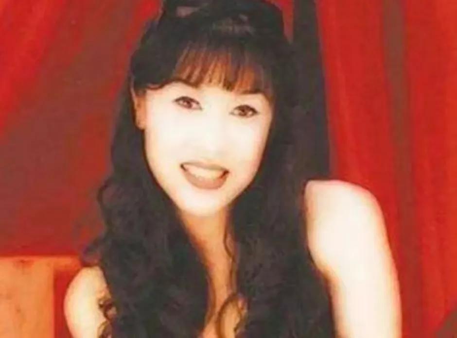 中國(guó)第1位變性人，1983年“男變女”手術(shù)成功，嫁給大32歲的富豪(圖7)