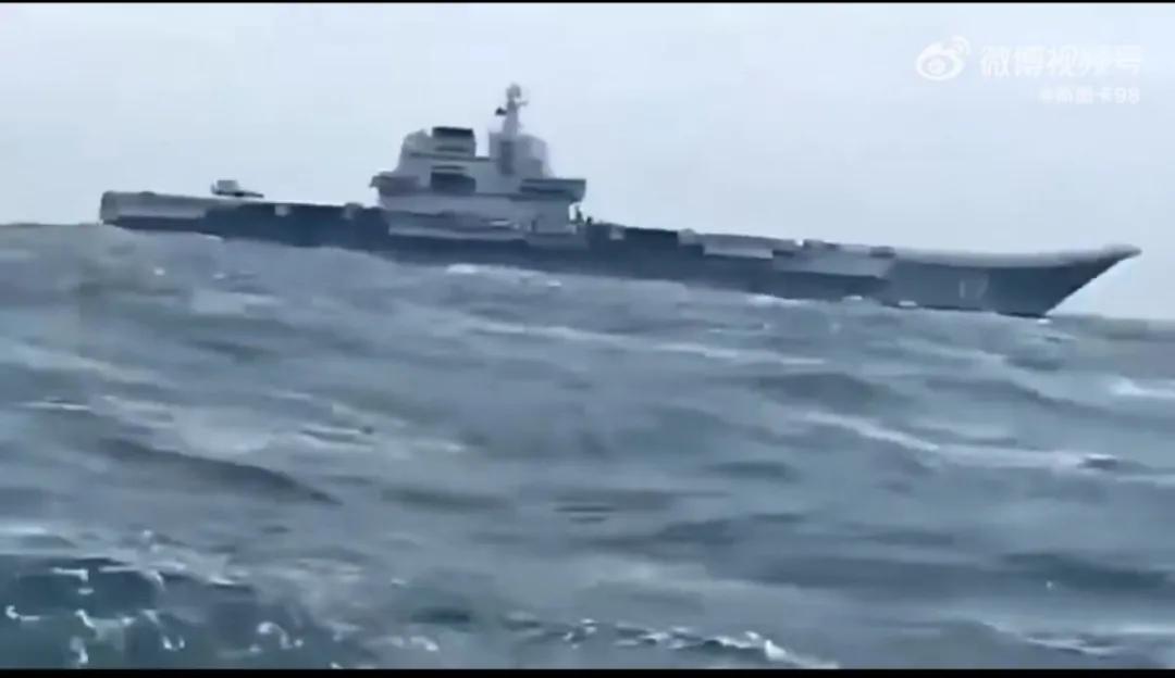 臺(tái)兩艘護(hù)衛(wèi)艦近距離警戒山東艦，美航母仍在臺(tái)島防止中方趁機(jī)收臺(tái)(圖4)